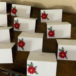 Cartões de lugar com flores artesanais