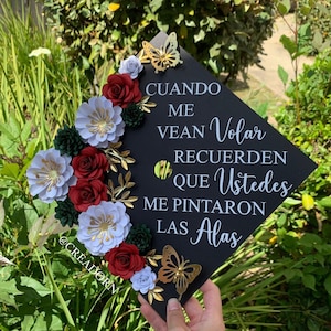 Elegante gorro de graduación con cita personalizada de flores de papel 3D, adorno para gorro de graduación con flores personalizadas, gorro de graduación con rosas de papel hecho a mano