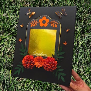 Marco de lienzo con foto conmemorativa de flor de caléndula: recuerdo de imagen de Nicho del Día de Muertos