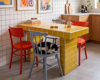 Mesa de comedor de azulejos, estilo retro.
