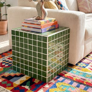 Betegelde bijzettafel, doos M