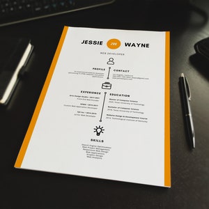 以下が含まれることがあります： 黄色の縁取りのある白い履歴書。履歴書は、ウェブ開発者のジェシー・ウェイン氏用です。履歴書には、連絡先、経験、学歴、スキルが記載されています。