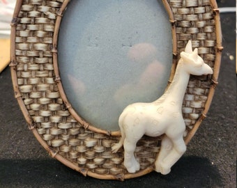Small Oval Hand Painted Picture Frame with Giraffe, Approximately 4" by 5.5".  See detailed photos.