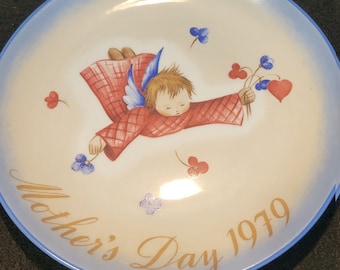 Hummel Collector Plate: 1979 Mother's Day, Limited Edition.  Perfect condition.