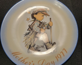 Hummel Collector Plate: 1972 Mother's Day. Mint Condition.  No box or papers with it.