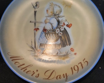 Hummel Collector Plate: 1975 Mothers Day, Limited Edition.  Perfect condition.