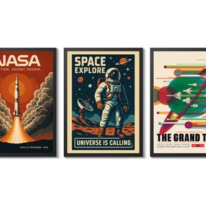 Op de afbeelding: Set van drie ingelijste vintage ruimtevaartposters. De posters tonen retro-illustraties van een raketlancering, een astronaut op een planeet en een kleurrijk abstract ontwerp. Elke poster heeft een zwart frame.