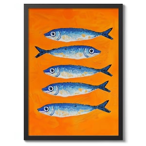 Op de afbeelding: Een ingelijste kunstdruk met vijf blauwe vissen tegen een oranje achtergrond. De vissen hebben witte buiken en donkerblauwe staarten. Het kunstwerk heeft een getextureerde, geschilderde uitstraling, met een zwart frame.