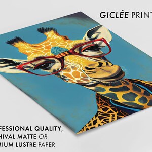 Op de afbeelding: Een kleurrijke illustratie van een giraffe die een rode bril en een blauw shirt draagt. De giraffe kijkt naar rechts en heeft een vriendelijke uitdrukking. De achtergrond is lichtblauw. Gicl&eacute;e-print op professionele kwaliteit, archiefmat of premium glanspapier.