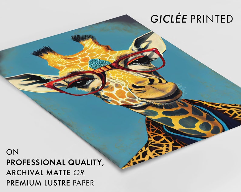 Op de afbeelding: Een kleurrijke illustratie van een giraffe die een rode bril en een blauw shirt draagt. De giraffe kijkt naar rechts en heeft een vriendelijke uitdrukking. De achtergrond is lichtblauw. Gicl&eacute;e-print op professionele kwaliteit, archiefmat of premium glanspapier.