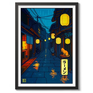 Op de afbeelding: Ingelijste kunstdruk met een regenachtige Japanse straatscène. Het kunstwerk toont een smalle steeg met gebouwen, gele lantaarns en een kat. Het woord "Ramen" staat in het Japans op een bord. Het kleurenpalet omvat blauw, geel en oranje.