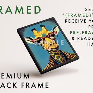 Op de afbeelding: Een ingelijste print van een giraffe met rood omrande brillen. De giraffe is afgebeeld in een kleurrijke, gestileerde manier tegen een blauwe achtergrond. De lijst is zwart en heeft een premium uitstraling. De tekst "SELECT "(FRAMED)" TO RECEIVE YOUR PRINT PRE-FRAMED & READY TO HANG" is zichtbaar in de rechterbovenhoek van de afbeelding.