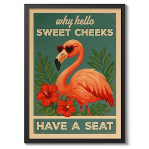 Puede incluir: Impresión artística enmarcada con un flamenco con gafas de sol en forma de corazón, rodeado de flores de hibisco rojas y hojas verdes. El texto dice "why hello SWEET CHEEKS HAVE A SEAT".