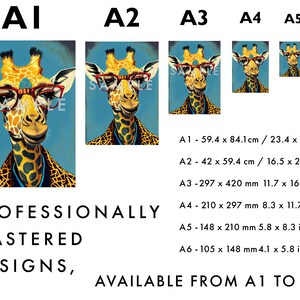 Op de afbeelding: Een kleurrijke illustratie van een giraffe met een rode bril en een gepatroneerd jasje. De afbeelding is verkrijgbaar in verschillende formaten, van A1 tot A6, met de hieronder vermelde afmetingen. Professioneel gemaakte ontwerpen.