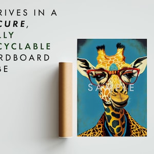 Op de afbeelding: Een kleurrijke illustratie van een giraffe die een rode bril met rand en een gepatroneerd jasje draagt. De giraffe heeft een blauwe achtergrond met het woord "SAMPLE" in witte tekst.
