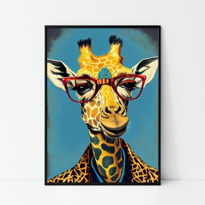 Op de afbeelding: Een giraffe met rood omrande brillen en een gepatroneerd jasje. De giraffe heeft een blauwe edelsteen op zijn voorhoofd en een lichtblauwe achtergrond.