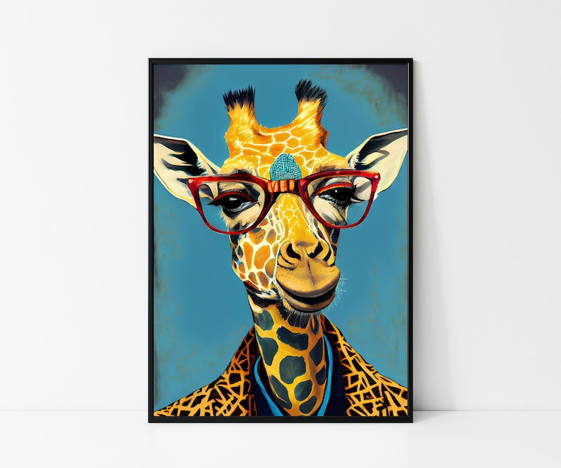 Op de afbeelding: Een giraffe met rood omrande brillen en een gepatroneerd jasje. De giraffe heeft een blauwe edelsteen op zijn voorhoofd en een lichtblauwe achtergrond.