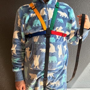 Puede incluir: Una taza de cerámica blanca con un asa negra y el texto "But First, Coffee" en negrita negra. La taza está sobre un fondo blanco liso.