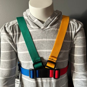 Imbragatura da passeggio SecureMax multicolore per bambini più grandi con maniglia di presa rapida e guinzaglio. Per autismo, esigenze speciali, ADHD, fuga.