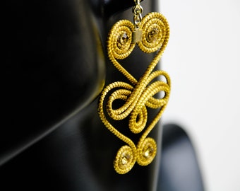 Gouden exotische oorbellen van Capim, handgemaakte gouden glanzende oorbel uit Brazilië, lang goudkleurig leuk cadeau, gouden strass-stenen
