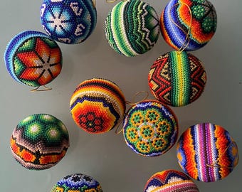 ウイチョル族のビーズ細工の蛇の置物。手作りのカラフルなメキシコ民芸