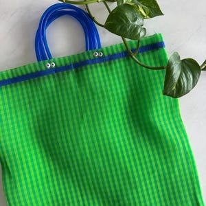 ミディアム メキシカン プラスチック トート ビーチバッグ 14.5 x 15 インチ | マーケットバッグ | ボヘミアン シック | メッシュ ビーチバッグ | カラフル | 再利用可能なプラスチックバッグ | ビーチスタイル