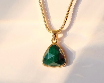 Collar con colgante de triángulo de malaquita / chapado en oro de 18 quilates