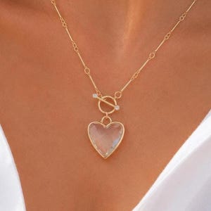 Collar de corazón de cuarzo transparente – Colgante de cristal curativo para la claridad y la energía, joyería con cadena de cierre dorado