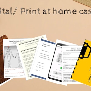 Puede incluir: Una colección de documentos y una pantalla de teléfono inteligente, todo sobre una superficie beige. Los documentos incluyen un informe de examen del forense, una declaración de un testigo, un formulario de licencia por naufragio y una tarjeta de presentación de una compañía de taxi. La pantalla del teléfono inteligente muestra una conversación de mensajes de texto.