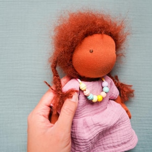 Boneca de pano “Lou”, boneca estilo Waldorf, lã de ovelha orgânica, algodão orgânico, cabelo de boneca mohair