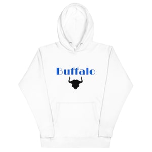 Op de afbeelding: Witte hoodie met blauwe tekst "Buffalo" en een zwart silhouet van een stierenkop.