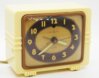 Vintage 1947 General Electric "Troubadour" alarm clock, made in the USA!!