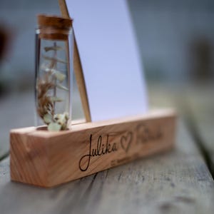 personalisierter Kartenhalter mit Gravur und Blumenvase | stilvolle Wohndeko | kleines Geschenk | Trockenblumen | Bilderleiste aus Holz #059