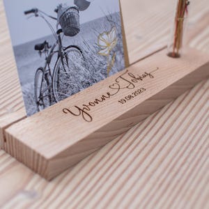 Kartenhalter Hochzeit mit Gravur und Blumenvase | stilvolle Wohndeko | kleines Geschenk | Trockenblumen | Bilderleiste aus Holz |  #050