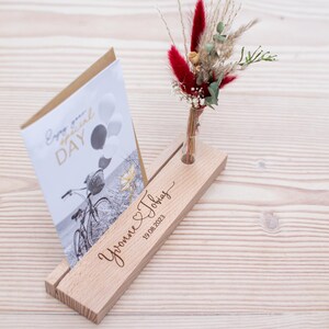 Kartenhalter Hochzeit mit Gravur und Blumenvase | kleines Geschenk |  stilvolle Wohndeko | Trockenblumen | Bilderleiste aus Holz |  #050