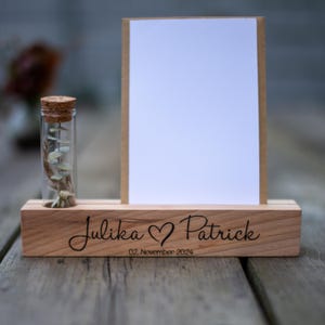 personalisierter Kartenhalter mit Gravur und Blumenvase |  stilvolle Wohndeko | Geschenk | Trockenblumen | Bilderleiste aus Holz | #059