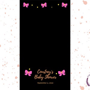 Puede incluir: Un fondo de cabina de fotos para baby shower imprimible en blanco y negro con lazos rosas y puntos dorados. El texto dice "Baby Shower de Courtney 5 de septiembre de 2022".