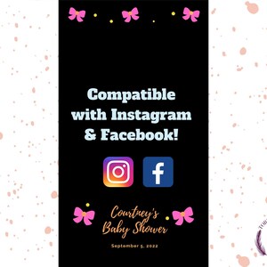 Puede incluir: Un gr&aacute;fico en blanco y negro con lazos rosas y texto que dice "Compatible con Instagram & Facebook!" El gr&aacute;fico tambi&eacute;n incluye los logotipos de Instagram y Facebook. El texto "Courtney's Baby Shower" y "September 5, 2022" tambi&eacute;n est&aacute; incluido. El fondo es un patr&oacute;n blanco con puntos rosas.
