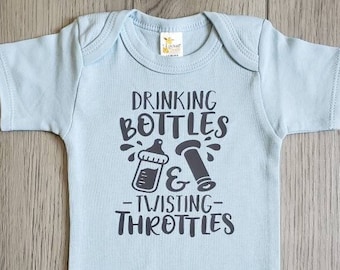 Drinkflessen en draaiende gashendels Crossmotor Baby body, motorcross baby, crossmotor babyjongen, babyaankondiging, maat 3-6 maanden