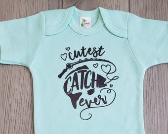 Schattigste vangst ooit vissen Baby Romper, baby shower cadeau, vissen babymeisje, vissen baby aankondiging, maat 0-3 maanden