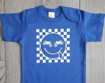 Race vlag smiley gezicht crossmotor baby bodysuit, motorcross bodysuit, crossmotor jongen, crossmotor meisje, baby shower cadeau, maat 3-6 maanden