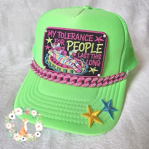 Min tolerans för människor varar länge - Patched Trucker Hat, Snarky Zebra Gum Hat