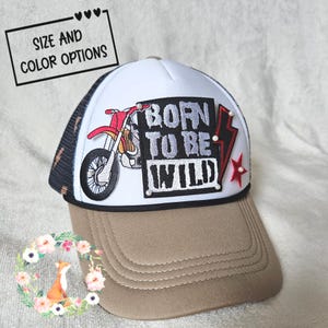 Rot Dirt Bike Hut, geboren um Wild Moto zu sein, Kleinkind Jugend und Erwachsene Größen