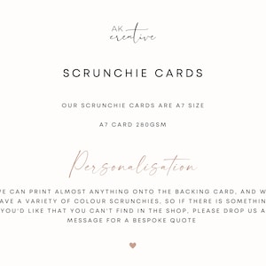 Puede incluir: Tarjeta de color crema con el texto "SCRUNCHIE CARDS" en negro. La tarjeta tambi&eacute;n indica "OUR SCRUNCHIE CARDS ARE A7 SIZE" y "A7 CARD 280GSM". La palabra "Personalisation" est&aacute; escrita en cursiva.