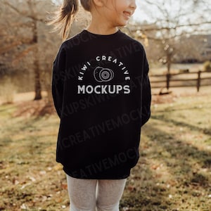 Maqueta de sudadera negra para niños: Gildan 18000B, Lifestyle (JPEG)