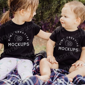 Maqueta de camiseta negra para hermanos: Body para niño y bebé (descarga digital)