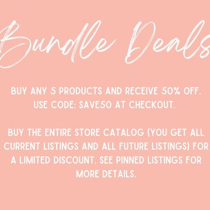以下が含まれることがあります： ピンクの背景に白い文字で「Bundle Deals」と書いてあります。商品を5点購入すると50％オフになります。コード：SAVE50 をチェックアウト時に使用してください。ストアのカタログ全体を購入すると（現在のリストと将来のリストすべてが手に入ります）、限定割引が適用されます。詳細については、ピン留めされたリストをご覧ください。