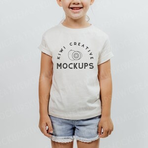 Maquete de camiseta infantil modelada, modelo Bella Canvas 3001Y, 3001Y infantil natural, camiseta, modelo infantil, sublimação em branco