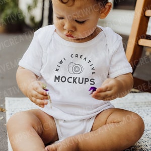 Rabbit Skins 4400 Mockup Bianco, Body modello bambino, Stile di vita Neonato, Modello bambino, Modello mockup Onesie, Camicia monopezzo a maniche corte