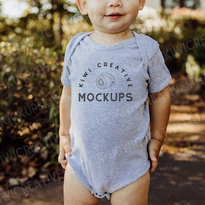 Rabbit Skins 4400 Heather Grey Mockup, Baby Model Bodysuit, Lifestyle Infant, Child Model, Onesie Mockup Model, Camisa de manga corta de una pieza